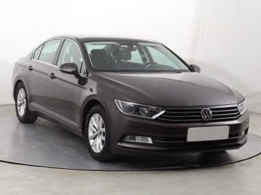 Volkswagen Passat B8 , Salon Polska, Tempomat, Parktronic, Podgrzewane siedzienia-1
