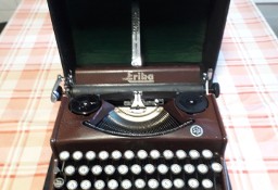 Maszyna do pisania Erika Neuman, walizkowa 33x31x14 cm, z polską klawiaturą,