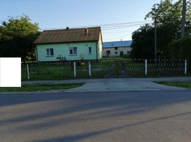 Dom w Piskorowicach z budynkami gospodarczymi -1
