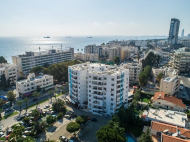 Gotowiec inwestycyjny w Limassol na Cyprze, 50 metrów do plaży, 3 apartamenty-1