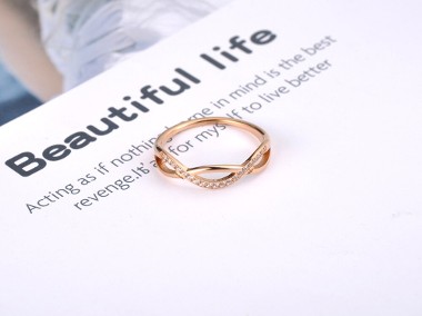 Nowy pierścionek stal szlachetna złoty kolor białe cyrkonie celebrytka fale-1