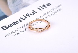 Nowy pierścionek stal szlachetna złoty kolor białe cyrkonie celebrytka fale
