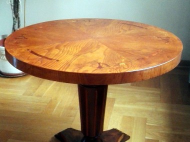 Stół z okrągłym intarsjowanym blatem-1