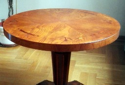 Stół z okrągłym intarsjowanym blatem