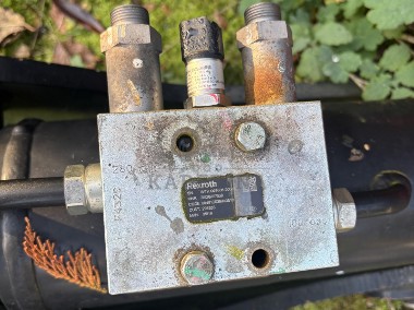 Manitou 1335 - kostka siłownika łapy zawór równoważący 295253 R930007039-1
