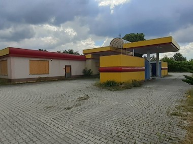 Działki zabudowane budynkiem byłego dworca oraz nieczynną stacją LPG w Oleśnie-1