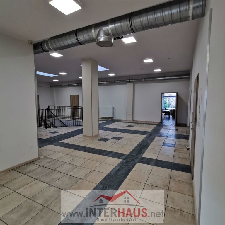 Nowoczesny obiekt usługowy z najemcami_1528 m² - Więcej