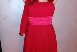 Piękna, zwiewna czerwona sukienka z szalem.