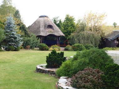 Dom w otoczeniu przyrody oraz pięknym ogrodem-1