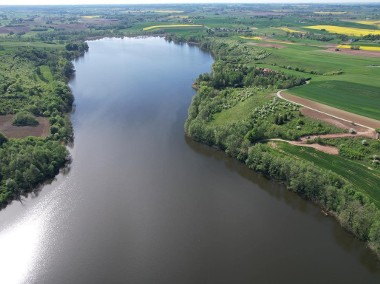 Widokowa działka z linią brzegową jeziora -1