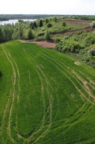 Widokowa działka z linią brzegową jeziora -2