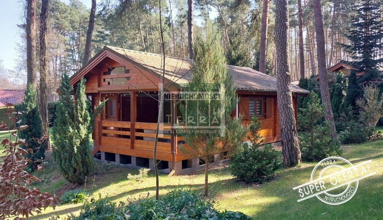DOM Z BALI NAD JEZIOREM NIESŁYSZ