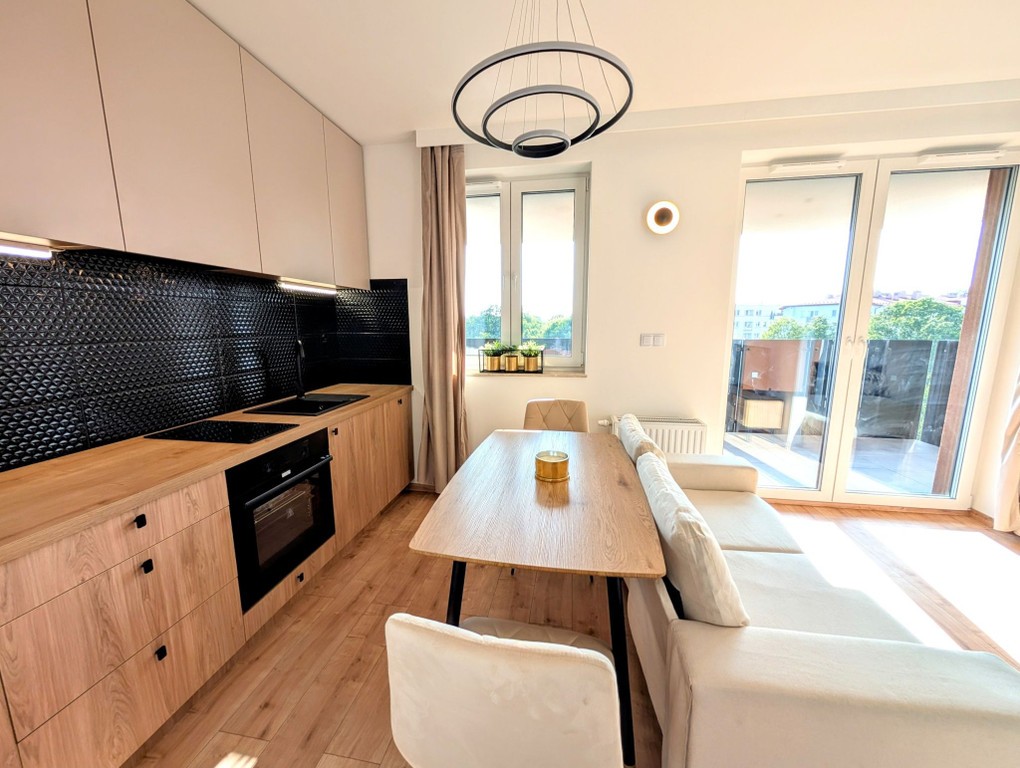 Piękna kawalerka, nowa, z wydzieloną sypialnią i ogromnym balkonem z widokiem – pohled 2