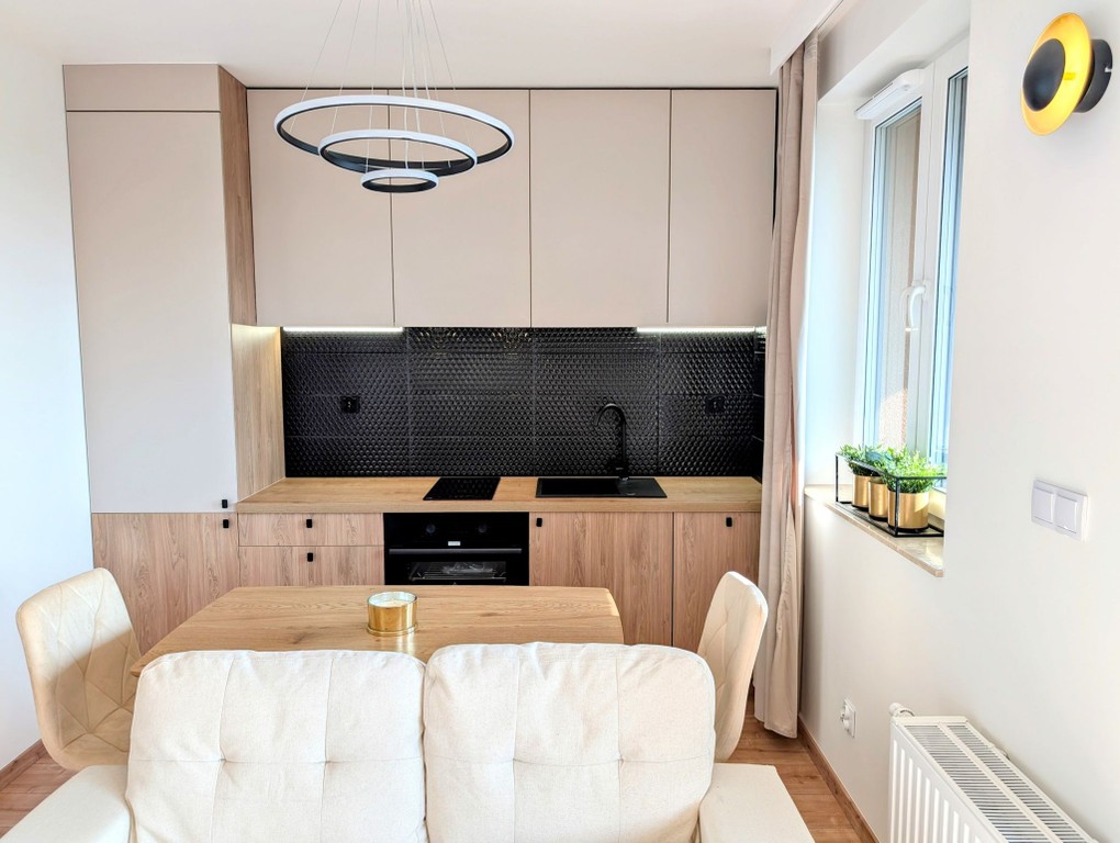 Piękna kawalerka, nowa, z wydzieloną sypialnią i ogromnym balkonem z widokiem – pohled 4