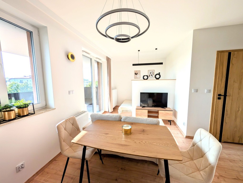 Piękna kawalerka, nowa, z wydzieloną sypialnią i ogromnym balkonem z widokiem – pohled 5