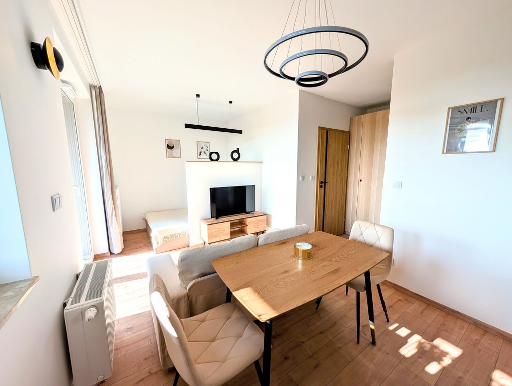 Piękna kawalerka, nowa, z wydzieloną sypialnią i ogromnym balkonem z widokiem – pohled 6