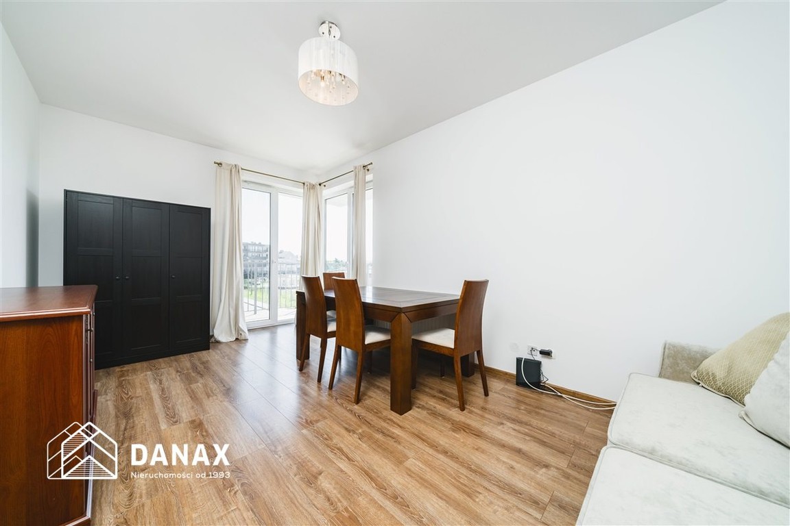 2 pokoje, duży balkon, winda, komórka, m.postojowe