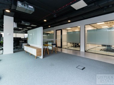 Przestrzeń biurowa w noweczesnym budynku-1