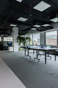 Przestrzeń biurowa w noweczesnym budynku-2