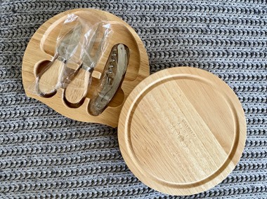 Drewniana deska do serów z przyborami zestaw NOWY-1