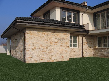 Domy elewacje kamień płytki na ściany z ciemnym dachem w stylu włoskim -1
