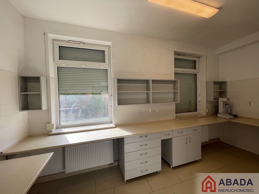Tani lokal bez vat, 5 gabinetów, witryna, parking – pohled 2