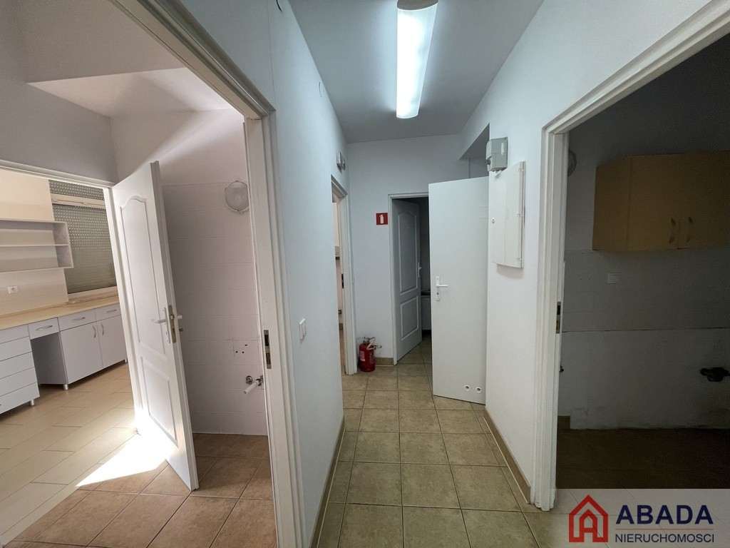 Tani lokal bez vat, 5 gabinetów, witryna, parking – pohled 3