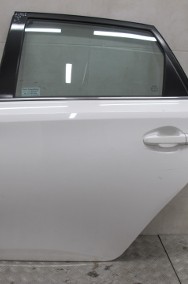 TOYOTA AURIS II DRZWI TYLNE LEWE KOMPLETNE LAKIER 040 HATCHBACK 2012--2