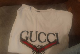 Sprzedam koszulke Gucci w kolorze bialym. Z kolorowym logo w rozmiarze L.y.