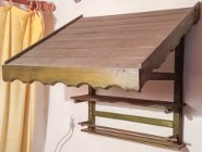 Okap drewniany w stylu retro wraz z półkami