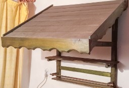 Okap drewniany w stylu retro wraz z półkami
