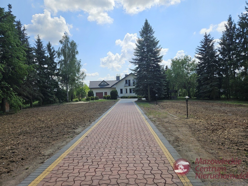 DOM STANISŁAWÓW Z DUŻĄ DZIAŁKĄ !