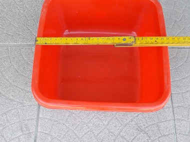 Kwadratowy pojemnik plastikowy czerwony z bocznymi uchwytami, o boku ok. 25 cm, -1
