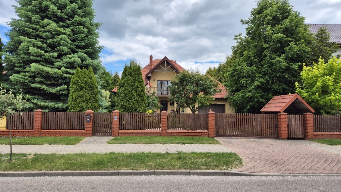 Przestronny dom 277m² z pięknym ogrodem na działce 1940m²