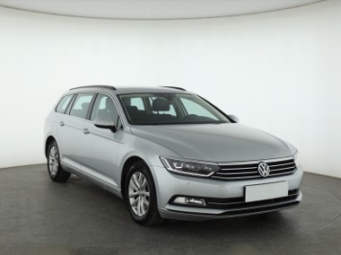 Volkswagen Passat B8 , Salon Polska, Navi, Klimatronic, Tempomat, Parktronic-1