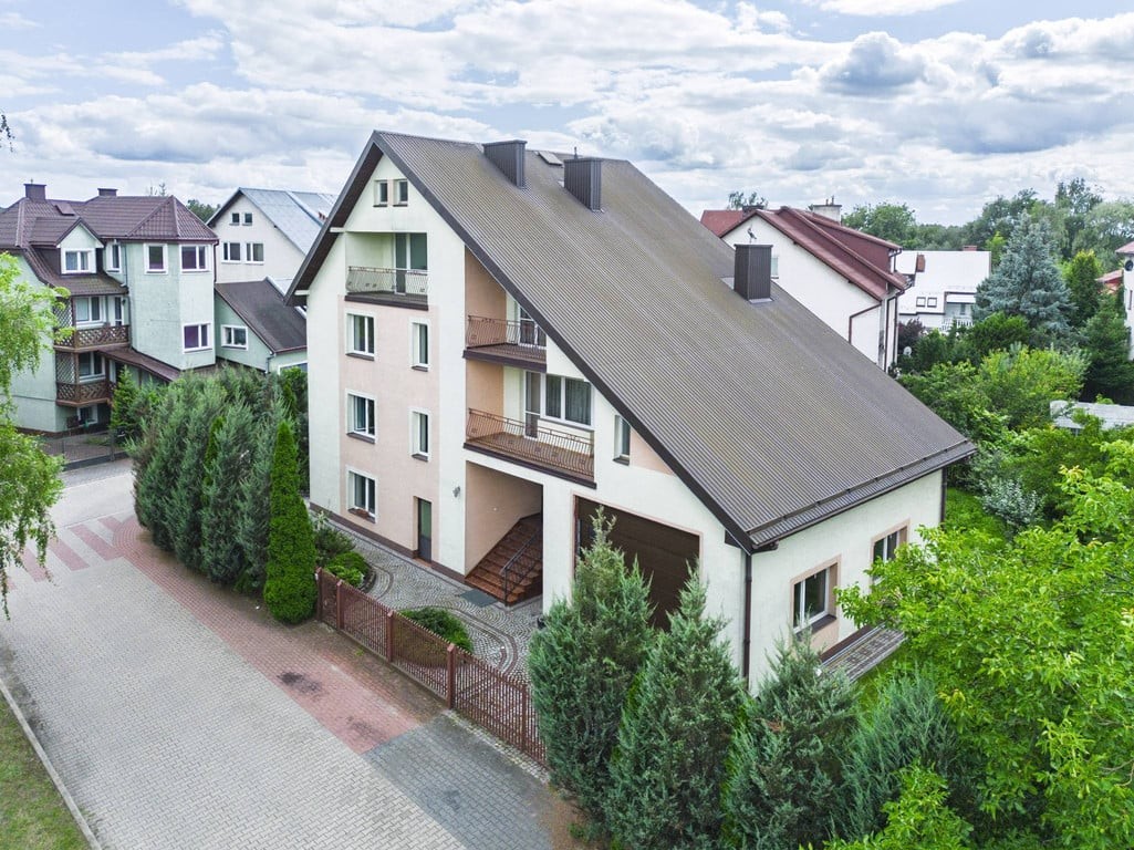 WYJĄTKOWY DOM 400 m² W OSTROŁĘCE 9 POKOI, 6 ŁAZIENEK, GARAŻ NA CIĘŻARÓWKĘ