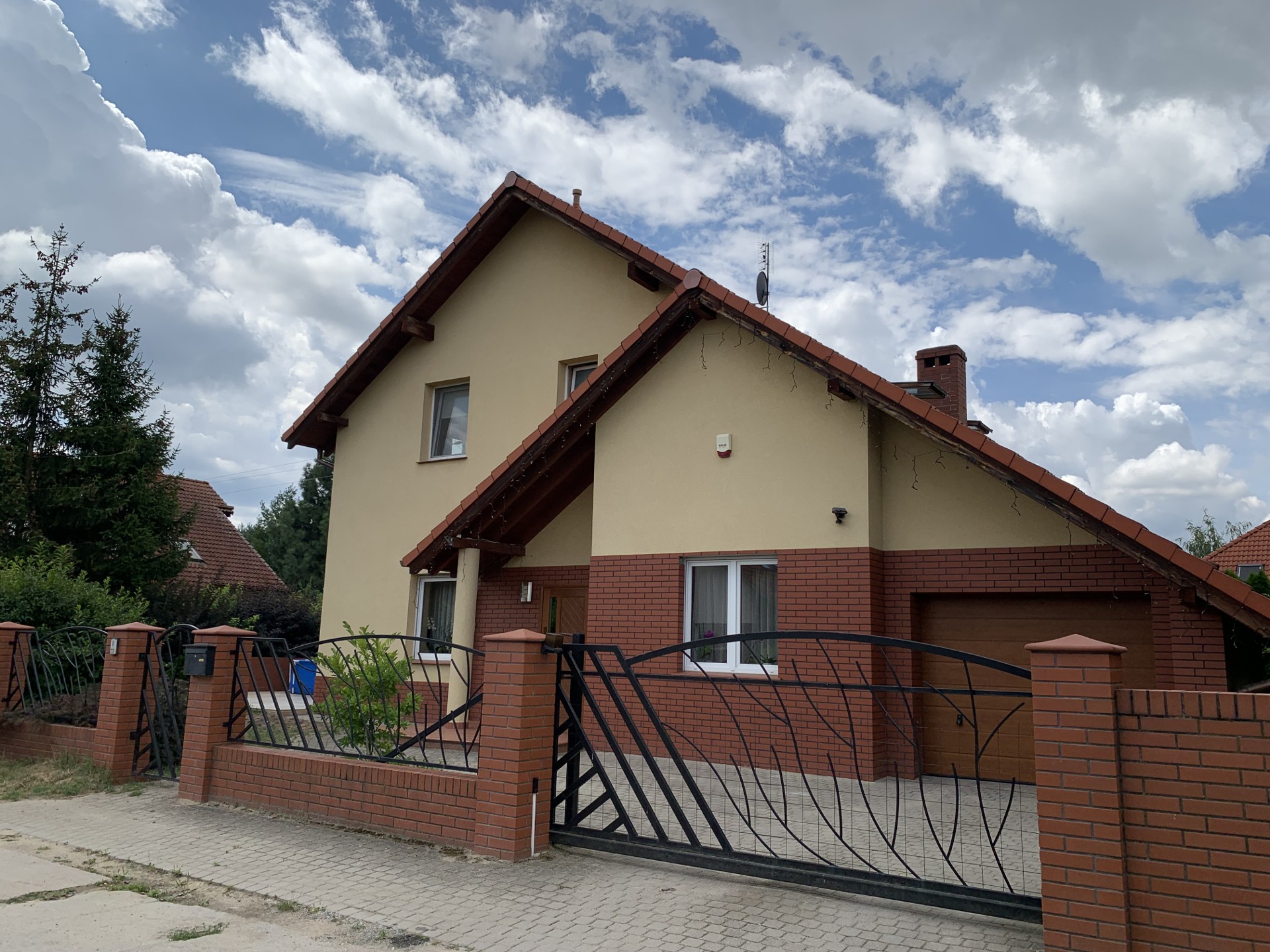 Kiełczów, elegancki dom, piękny ogród w kameralnej lokalizacji