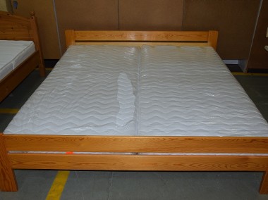 łóżko sosnowe z nowymi materacami -1