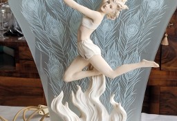 Figuralna lampa w stylu Art Déco Kobieta z pochodniami ze szkłem Pawie pióra 
