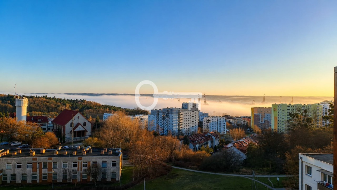 Widok na zatokę, port oraz panoramę Gdyni