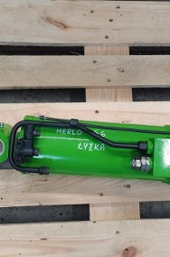 Merlo P 25.6 {Cylinder hydrauliczny przechyłu łyżki}-2