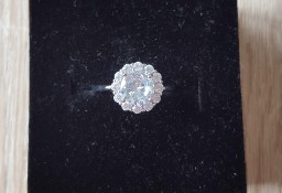Nowy pierścionek srebrny kolor jak kwiat kwiatek cyrkonie