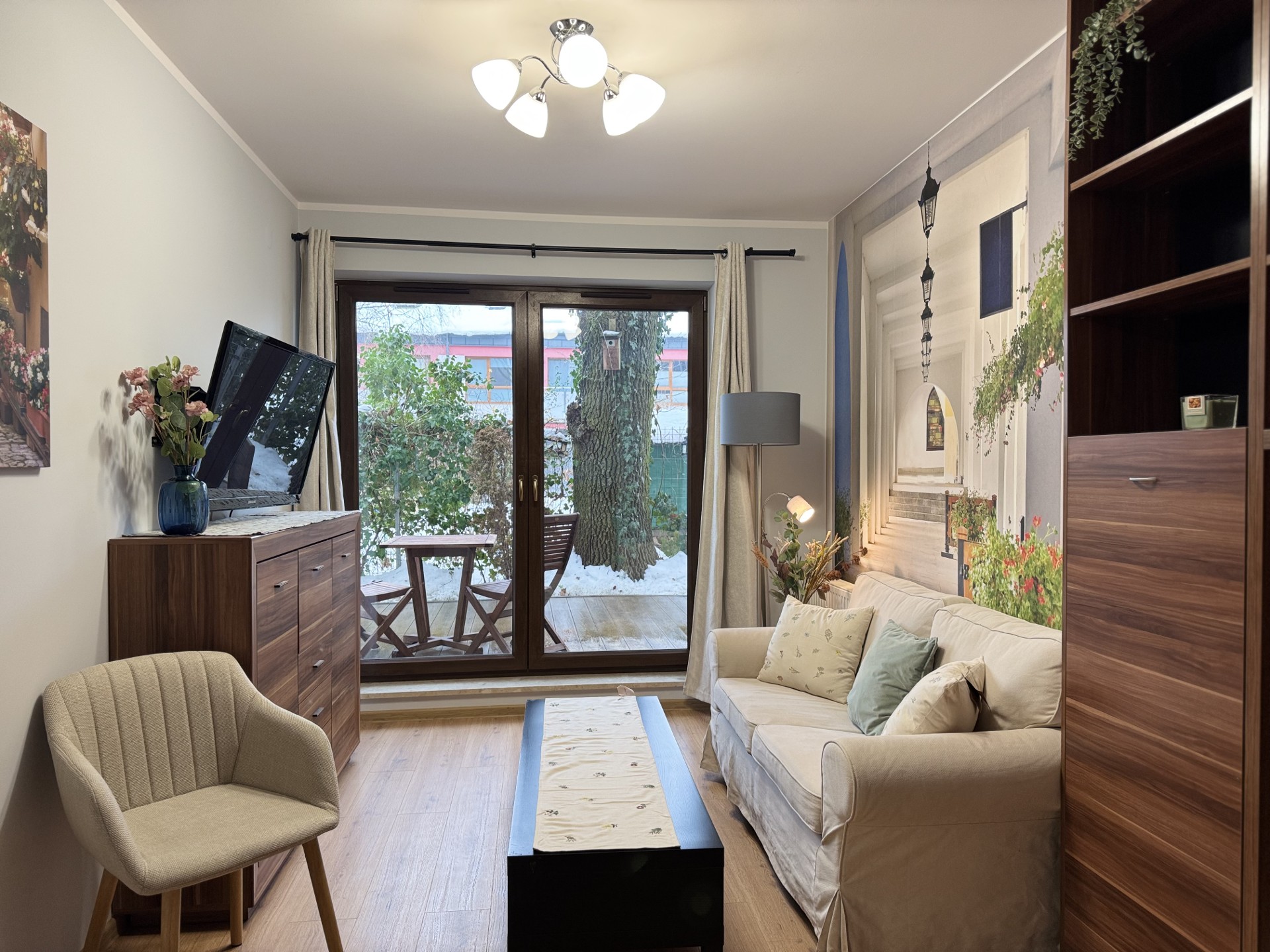 2 pokoje 48 m² z prywatnym ogródkiem ok. 21 m² (taras + zieleń), parter, miejsce parkingowe w garażu podziemnym, winda z garażu, kameralny budynek 2011, niska zabudowa, Warszawa