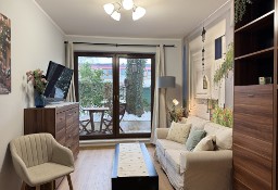 2 pokoje 48 m² z prywatnym ogródkiem ok. 21 m² (taras + zieleń), parter, miejsce parkingowe w garażu podziemnym, winda z garażu, kameralny budynek 2011, niska zabudowa