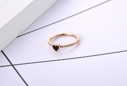 Nowy pierścionek stal szlachetna złoty kolor czarne serce białe cyrkonie