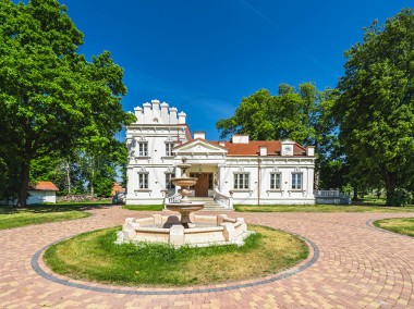 Zrewitalizowany pałac z parkiem blisko Warszawy-1