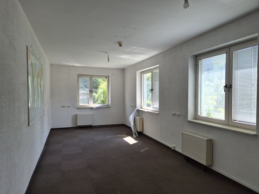 Kompleks budynków biurowych z halą magazynową – 1240 m² – další