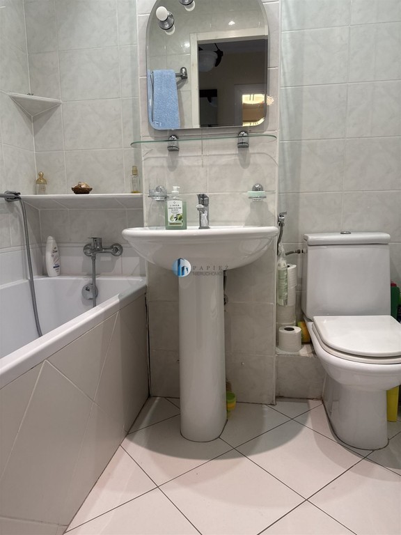 przy samym metrze, dwa pokoje z balkonem – další