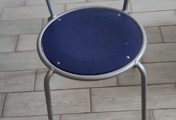 Krzesła niebieskie i szare