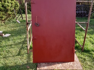 Drzwi stalowe zamykane na kłódkę w ramie stalowej-1